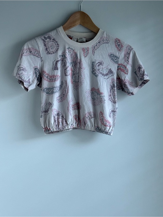 Aritzia Tops - Aritzia Wilfred White Cropped Tee with Pink & Gray Paisley XS